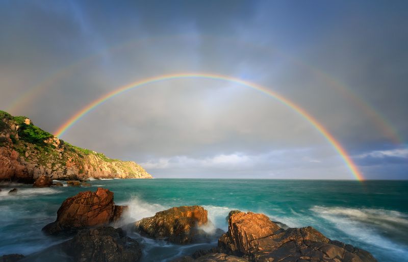 Rainbow over Vinh Hy Bay, Ninh Thuan, Vietnam. фото превью