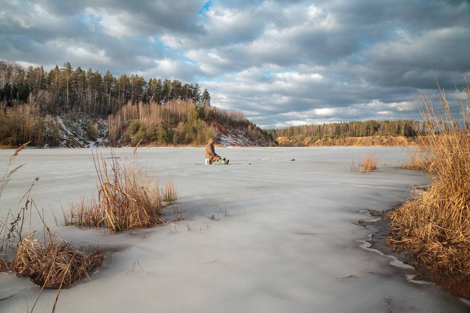 весна, зима, лёд, озеро, рыбак, рыбалка, Виктор Климкин