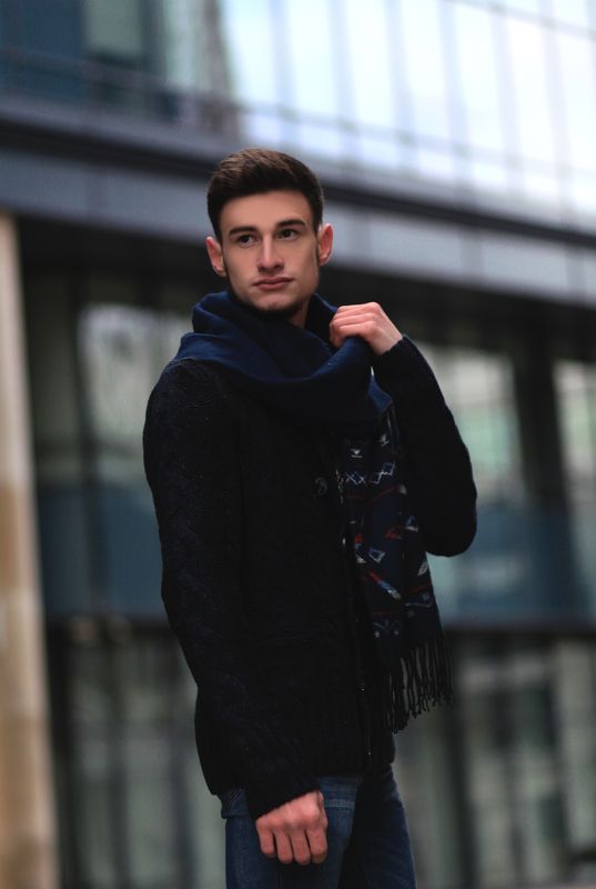 мода, стиль, парень, мужчина, fashion, москва. сити, город, портрет, шарф, стена, сетка, цветы, осень, он, прическа, молодой Осенняя съемка в городе фото превью