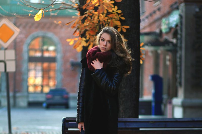 красивая, молодая, студентка, город, москва, мода, стиль, осень, листва, бизнес центр, знак, улица, лавочка,шарф, кирпич, стена,fashion Обаятельная девушка Наташа фото превью