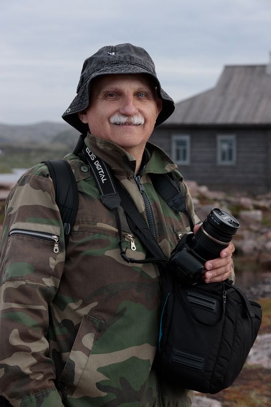 Прохожий на краю земли фото превью