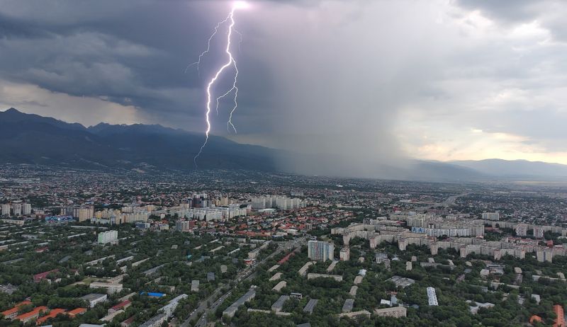 шаварёв, стрит, город, алматы, репортаж, пейзаж, алматы, Молния бьет в город. фото превью