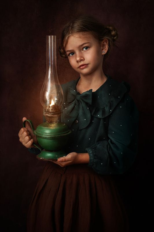 девочка с керосиновой лампой Агата фото превью