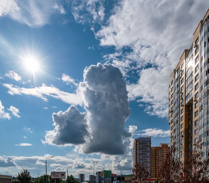 По городу гуляли облака фото превью