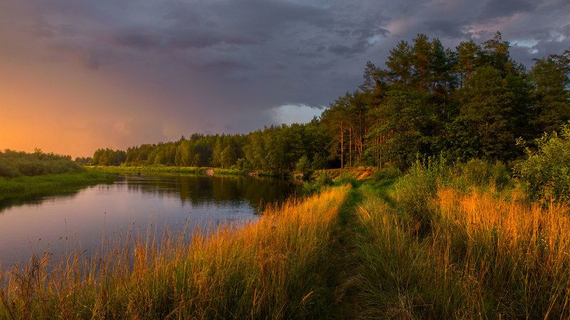 Летние краски заката спокойной реки фото превью