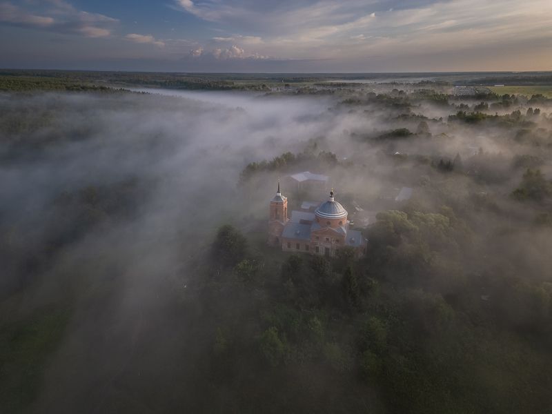 церковь природа утро туман пейзаж Туманная река фото превью