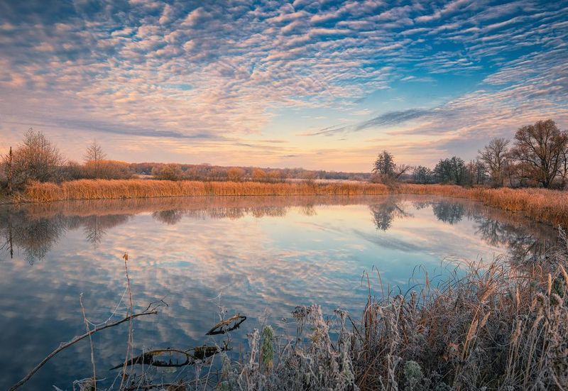 горизонтальный,  нет людей,  фотография,   на улице,  отражение,   горизонт,  вода,  сумерки,  река,  панорамный,   пейзаж,  знаменитое место,  небо,    набережная,  туристические направления,  путешествовать, Осенние Утро фото превью