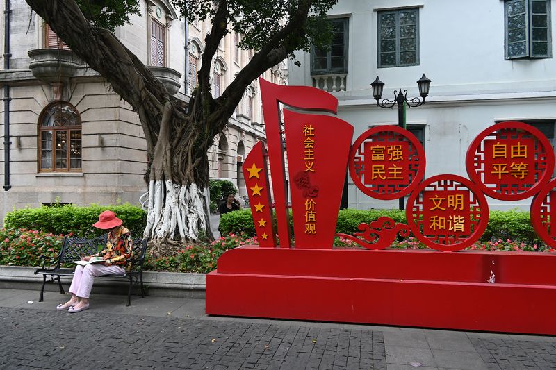 С акцентом на красное фото превью