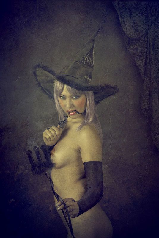 Девушка в костюме ведьмы фото превью