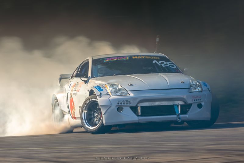 Скорость, дым и игра света фото превью