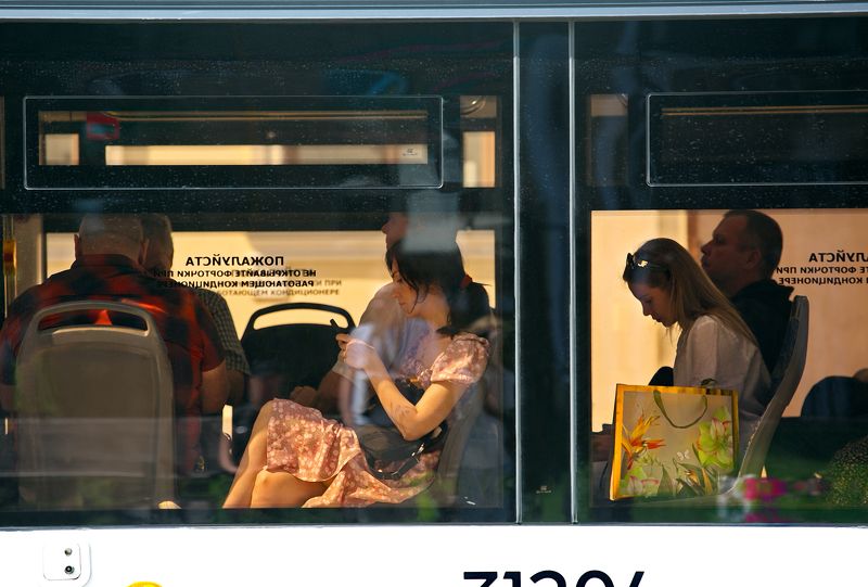 городские картинки, городской транспорт, пассажиры, девушка, уличное фото, уличный портрет, стрит фото Городские картинки фото превью