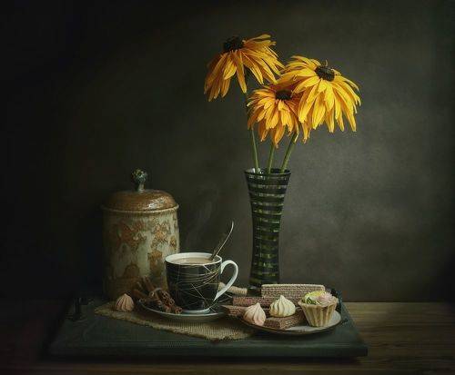 Кофе с молоком и сладости..