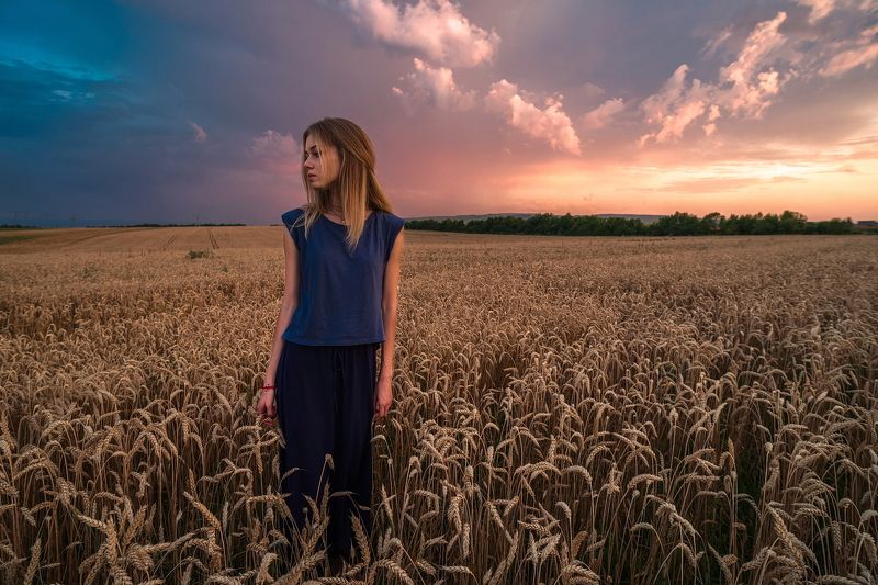 поле, трава, сено, ветер, модель, платье, поза, пшеница, рожь, гроза, небо, закат, лето, тучи ПОСЛЕ ЛЕТНЕЙ ГРОЗЫ фото превью