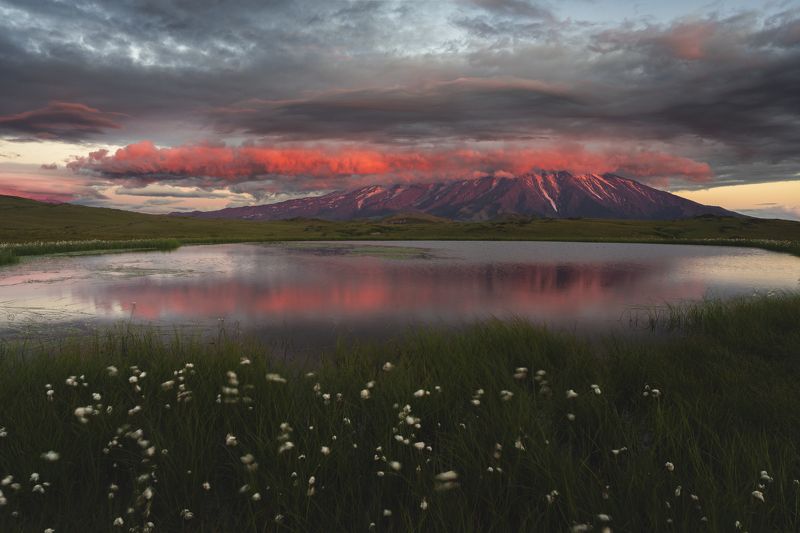 камчатка, закат, толбачик, озеро тайное Вулкан Толбачик в тучах на закате с отражением на озере Тайное. Камчатка. фото превью