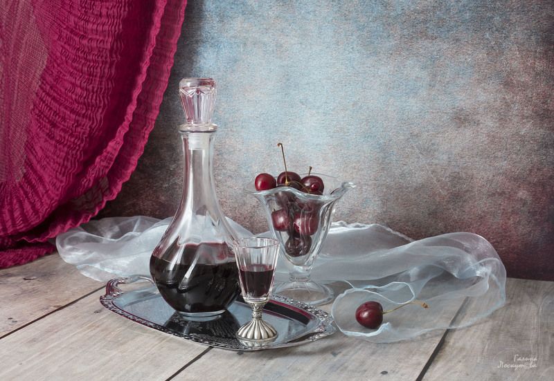 графин, вино, вишня, драпировка, поднос, креманка По рюмашке фото превью