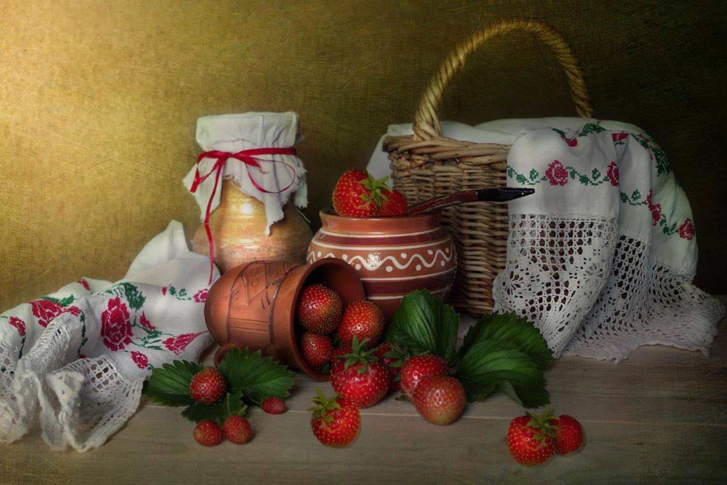 глиняныя посуда, клубника, корзинка, рушник, ягоды, Вера Павлухина