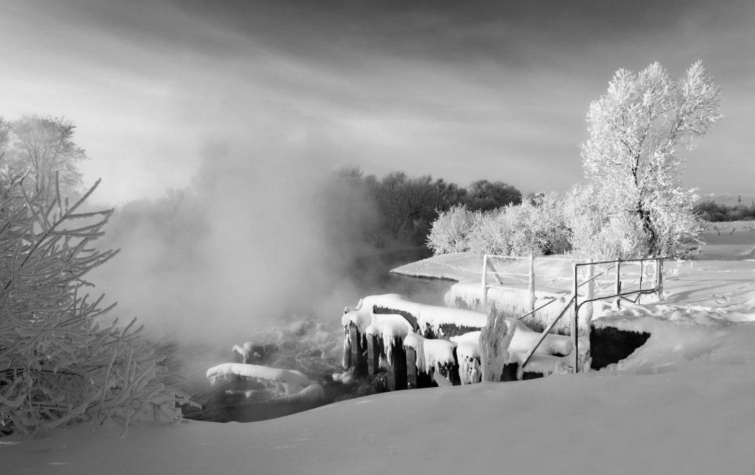 Речка вода снег иней лед поручни деревья туман мороз зима, Георгий Машковцев