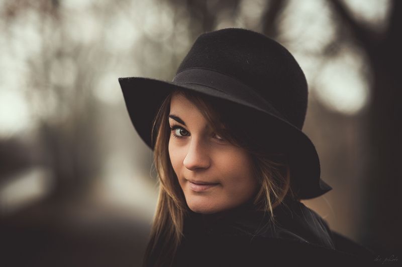 Portrait, Woman Beata in hat color фото превью