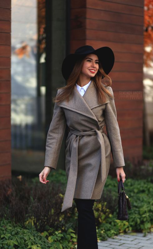 прогулка, шляпа, пальто, красивая, молодая, студентка, город, москва, мода, стиль, осень, листва, бизнес центр, знак, улица, лавочка,шарф, кирпич, стена,fashion, vogue Театр современного искусства фото превью