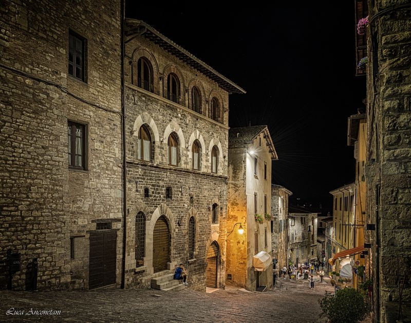 Gubbio by night фото превью