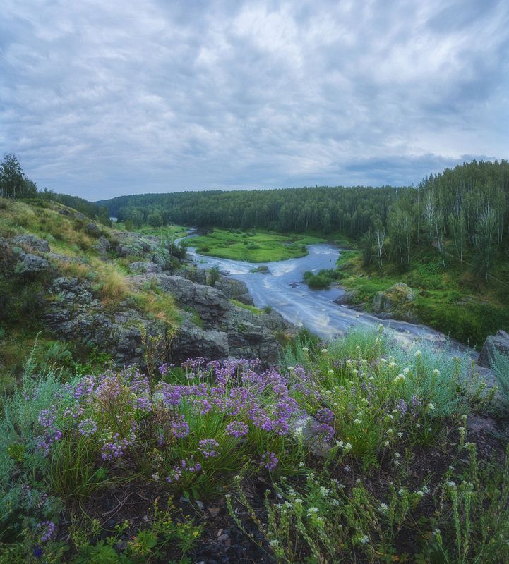 На скалистом берегу реки Исеть фото превью