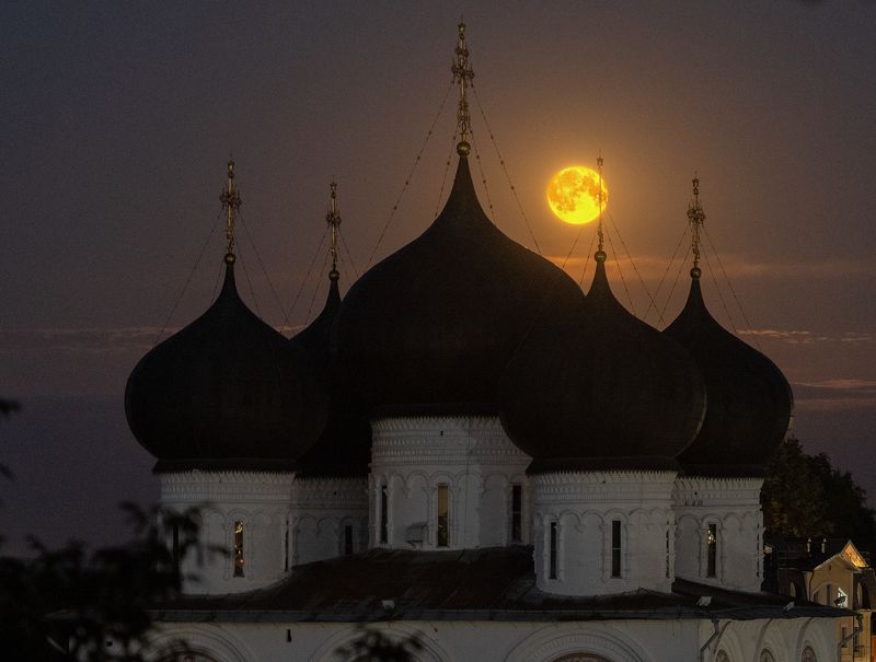 Яркая летняя луна над Успенским собором фото превью