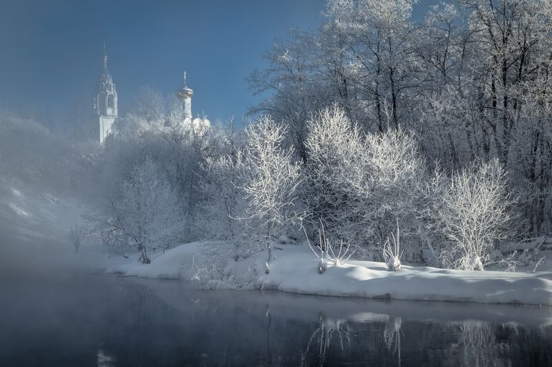 россия, истра, мороз, зима, утро, храм, церковь, туман, река Бело-сине фото превью