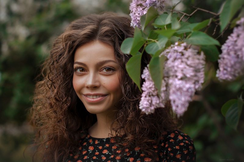 portrait, lilac, girl, plants, model, smile, happy, female, shot, 50mm Angelica фото превью