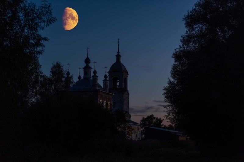 Ночь, улица, луна и церковь... фото превью