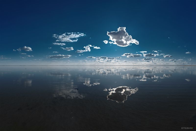 эльтон, озеро, природа, парк, соленый, облака, отражение, солнечный, спокойствие, безлюдный, рассвет, закат, лето, облачный, вода, горизонт, зеркальный Озеро Эльтон на исходе летнего дня. Август 2024. фото превью