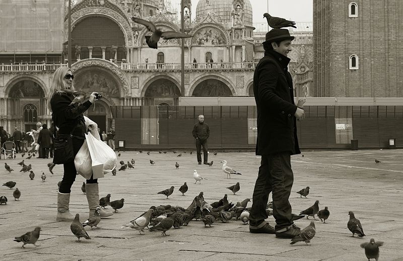 Tourists фото превью