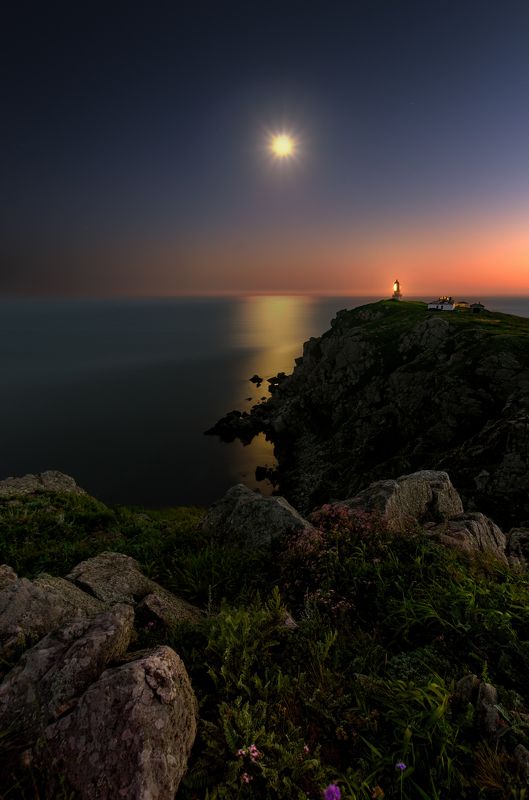 Луна над маяком фото превью