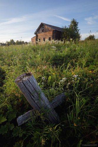 Мёртвая деревня Краснояр на высоком берегу реки Нем