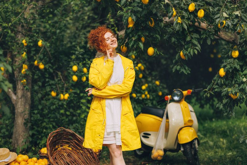 девушка, рыжая, рыжие волосы, постановочное фото, улица, лимоны, портрет, женский портрет  фото превью