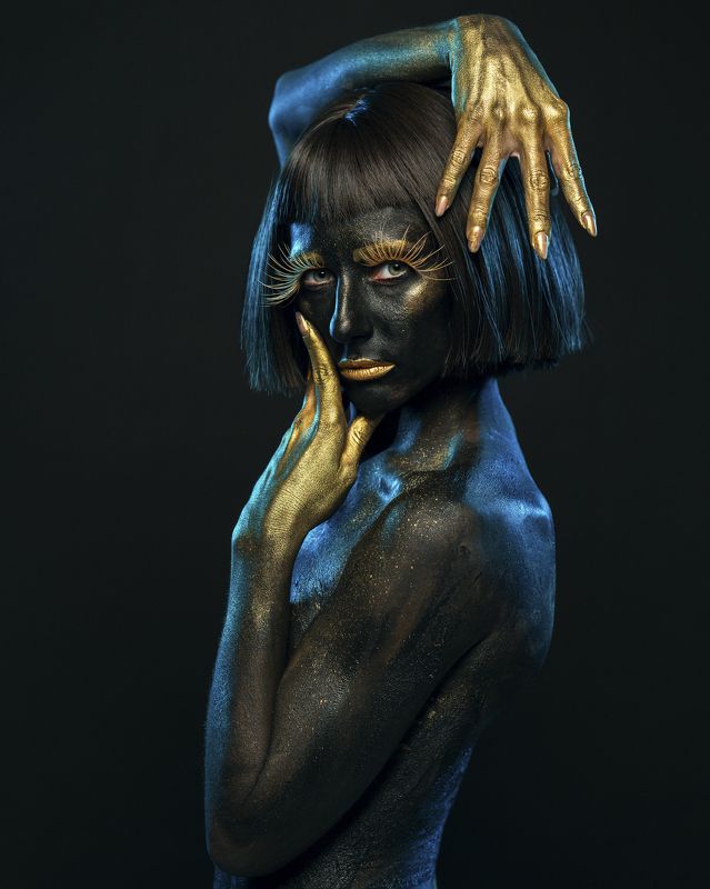 art, attractive, beautiful woman, beauty, black and gold, blue, creative, eyelashes, female, femininity, grace, human face, individuality, indoors, light, looking at camera, makeup, one person, portrait, pose, shadow, side view, studio shot, young woman Hands of Gold фото превью