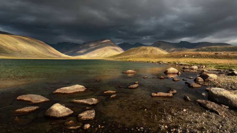 алтай, горный алтай, пейзажи алтая, кош-агачский район, горное озеро, летний алтай, август, горы, горная степь Золото под свинцом фото превью