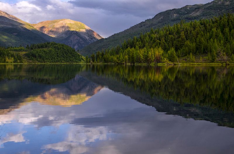 алтай, озеро, вода, утро, рассвет,  свет, горы, вершины Симметрия гор фото превью
