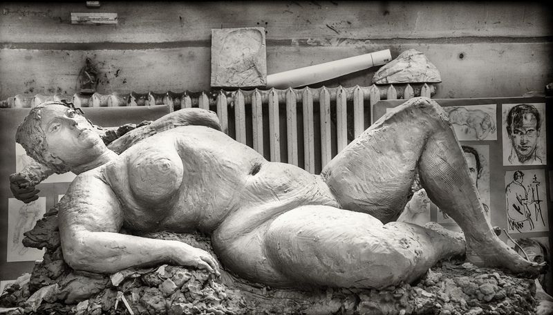 Лежащая  фото превью