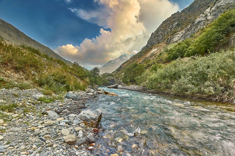 Заоблачные реки Таджикистана. Одна из красивейших и чистейших рек страны - Майхура. Её истоки находятся высоте около 3000 метров над уровнем моря, а  на высоте 1919 м она сливаясь с  речкой  Зиды,  создают нашу любимую и живописную реку Варзоб. Майхура.Ва фото превью
