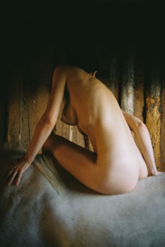 art, nude, sensual, film, photography, naked, female, body, sensuality, young, woman, model, posing, horse, stables, animal, power, intimate, erotic, erotica, sexy, hot, girl, pose, sitting, low light, window, studio, analogue, boudoir, backstage, worksho * * * фото превью