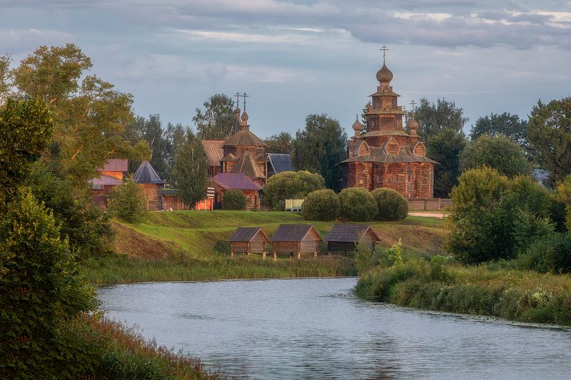 Музей деревянного зодчества на рассвете. фото превью
