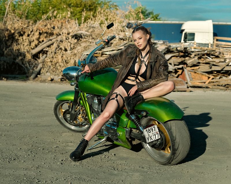 The girl is a motorcycle racer фото превью