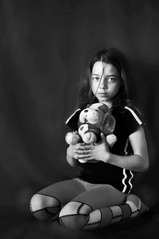 портрет, девочка, игрушка,чб, мончегорск, апатиты, взгляд Кристинка с плюшевым пёсиком фото превью