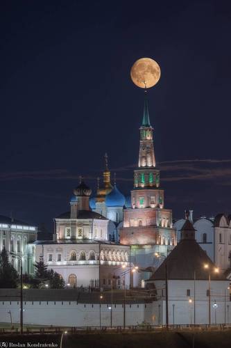 Казанский Кремль на фоне восходящей Луны