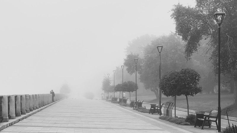 На набережной утром в тумане фото превью