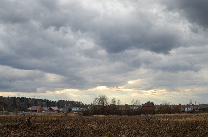 Хмурое небо осени фото превью