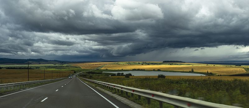 Хакасия, тучи, поле пшеницы, дорога Озеро у дороги фото превью