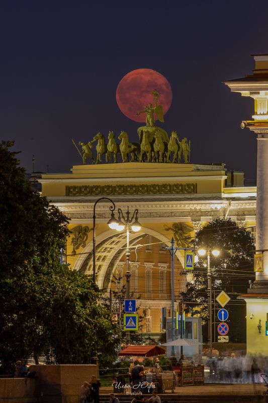 луна, полнолуние Луна над аркой Главного штаба фото превью