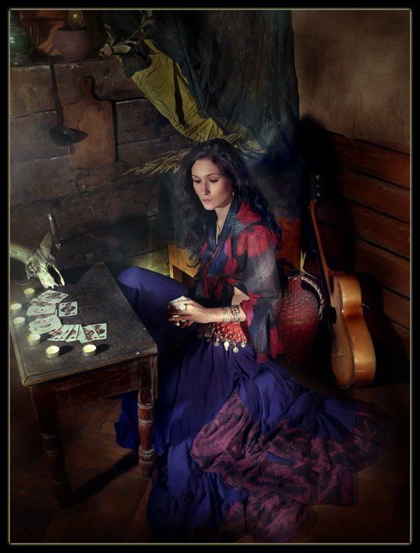 цыганка с картами фото превью