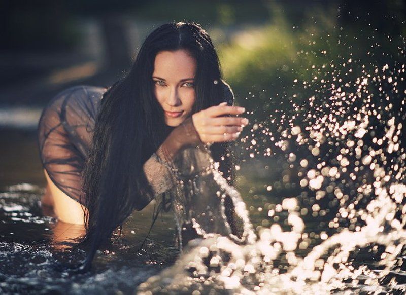 девушка, брызги, волосы, глаза, вода Frau Nina фото превью